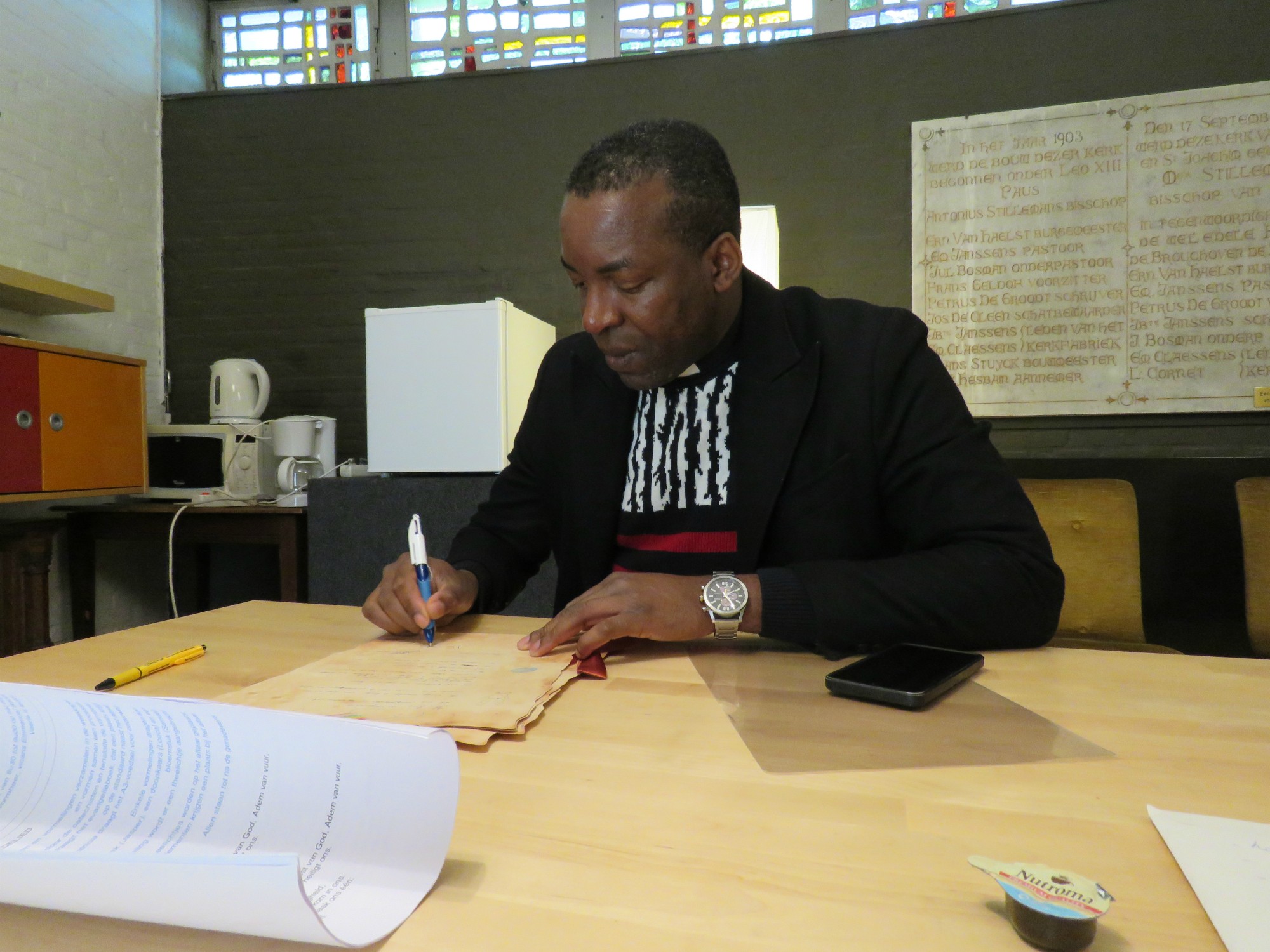 Vormsel 2023 - Vicaris Emmanuel Ikeobi tekent de charters van de vormelingen